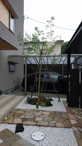 大阪エクステリア　シンプル　デザイン　板石　植栽