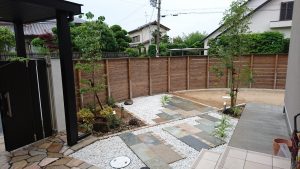 大阪エクステリア　シンプル　デザイン　板石　植栽