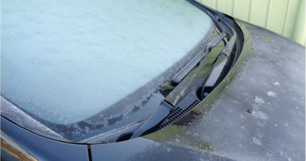 冬場の霜で凍結した車