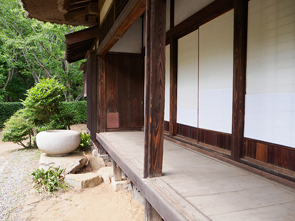 日本家屋は、軒（のき）や庇（ひさし）が暑さを和らげていた