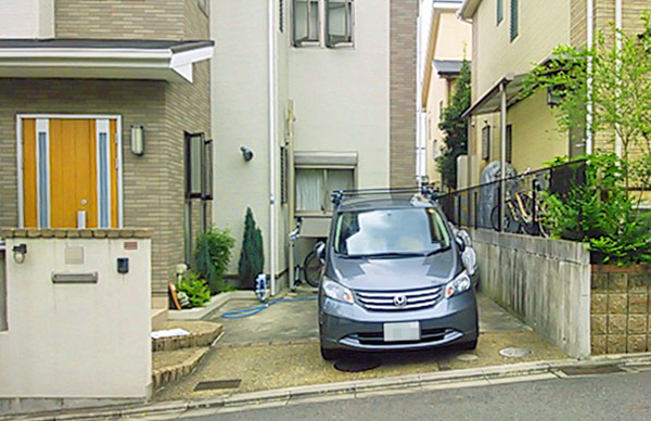 駐車場から玄関へと屋根でつながる便利なアプローチ – 大阪府高槻市 M様邸の施工前