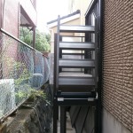 階段は可動式なのでデッキ下を収納スペースとして使えます