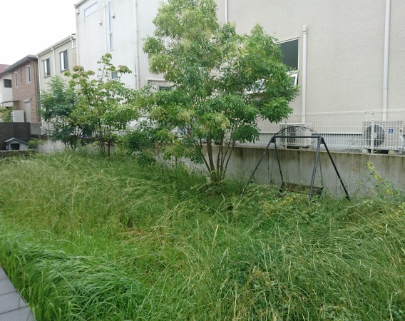 広い人工芝の庭 – 大阪府箕面市 N様邸の施工前