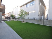 広い人工芝の庭 – 大阪府箕面市 N様邸の詳細はこちら