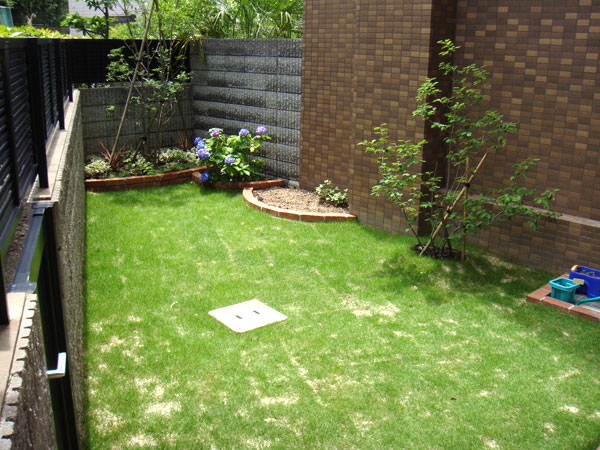 お子様が遊べる芝生のお庭 – 大阪府豊中市 B様邸