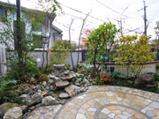 バードバスのある植物を楽しめるお庭 – 大阪府豊中市 M様邸の詳細はこちら