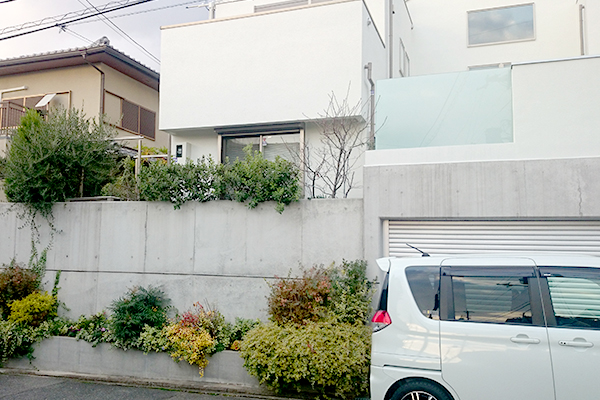 白い家のシンプルガーデンリフォーム – 大阪府豊中市 O様邸の施工前