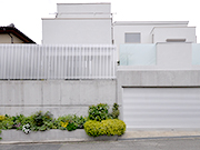 白い家のシンプルガーデンリフォーム – 大阪府豊中市 O様邸の詳細はこちら